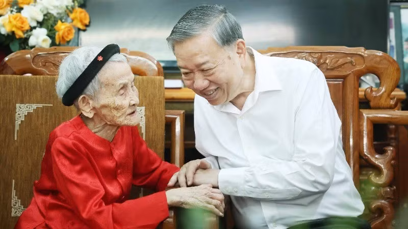 Генеральный секретарь ЦК КПВ То Лам навещает вьетнамскую мать-героиню Ле Тхи Шау. Фото: ВИА