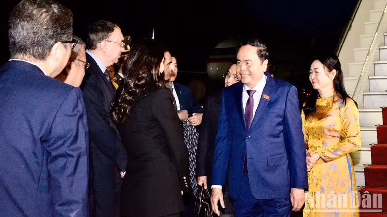 Председателя НС Чан Тхань Мана с супругой встречают в аэропорту.