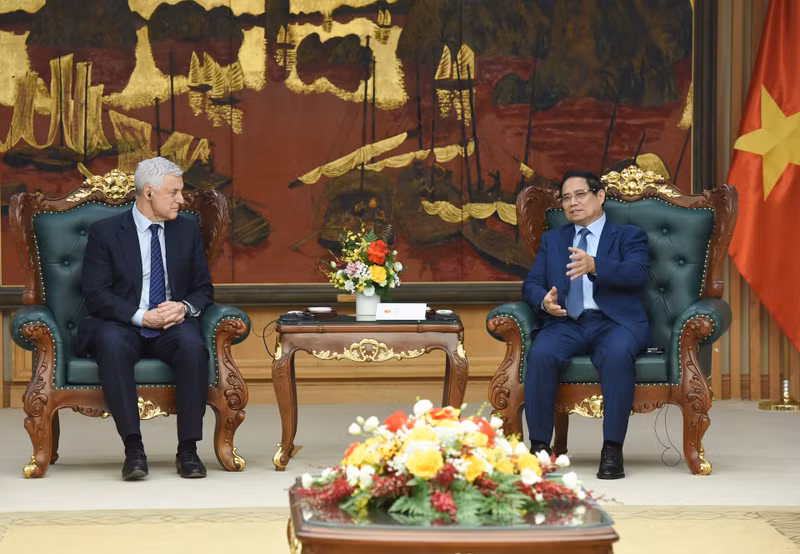 Премьер-министр Вьетнама Фам Минь Тьинь и г-н Билл Уинтерс. Фото: Чан Хай