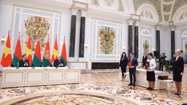 Генеральный секретарь ЦК КПВ То Лам и Президент Беларуси Александр Лукашенко присутствуют на церемонии обмена Меморандумом о взаимопонимании между Союзом обществ дружбы Вьетнама и Белорусским обществом дружбы и культурной связи с зарубежными странами. Фото: ВИА