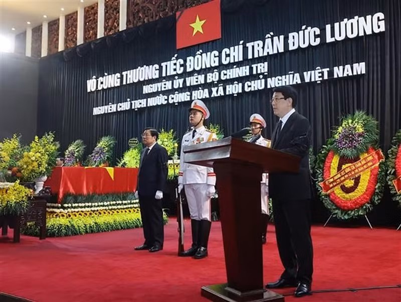 Президент Лыонг Кыонг произносит надгробную речь на мемориальной церемонии бывшего Президента Вьетнама Чан Дык Лыонга 25 мая утром. (Фото: ВИA)