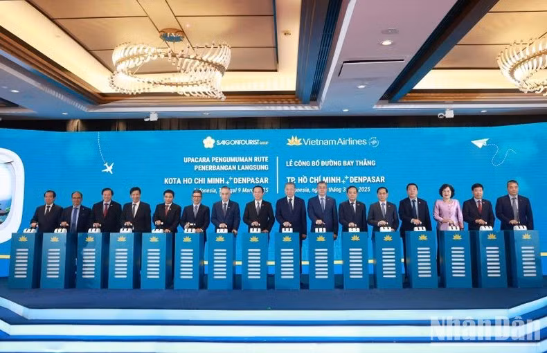 Генеральный секретарь ЦК КПВ То Лам и делегаты нажимают на кнопки в знак открытия прямого рейса «Vietnam Airlines» по маршруту г. Хошимин – Денпасар.