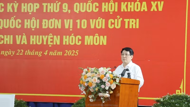 Президент Вьетнама Лыонг Кыонг выступает на встрече с избирателями.