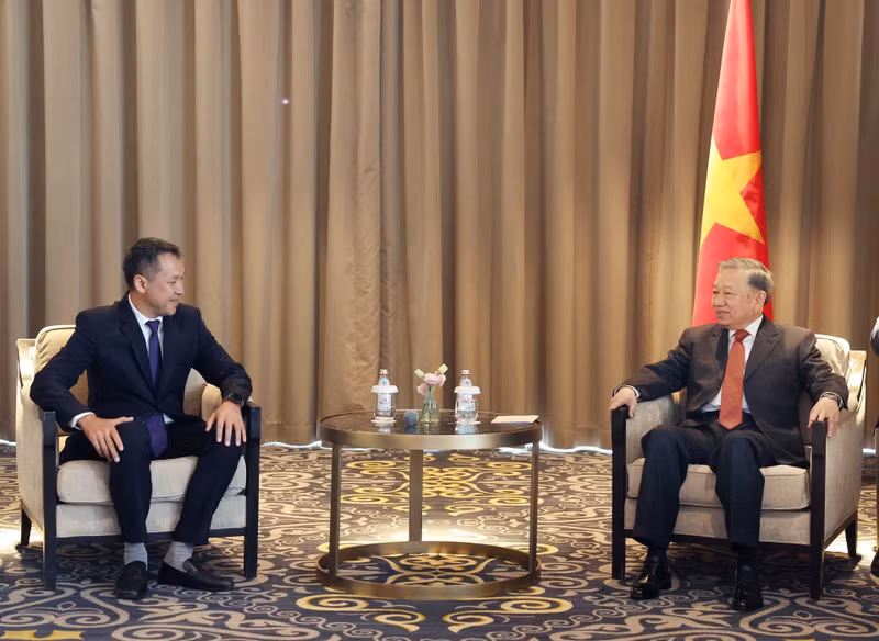 Генеральный секретарь ЦК КПВ То Лам принимает господина Болата Дуйсенова – соучредителя «Kusto Vietnam», председателя Совета директоров компании «Coteccons». Фото: ВИА