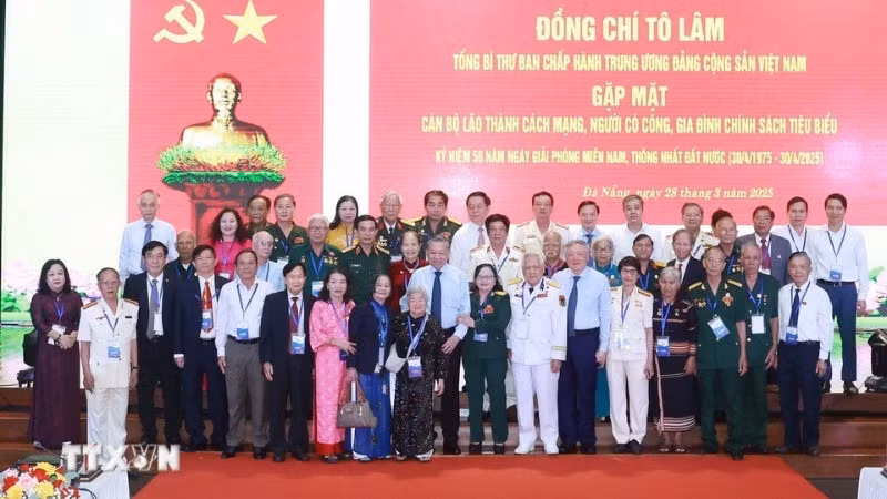 Генеральный секретарь ЦК КПВ То Лам и делегаты. Фото: ВИА