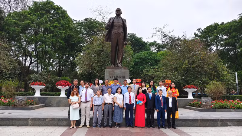Делегация Общества вьетнамско-российской дружбы почитает память В.И. Ленина. Фото: Общество вьетнамско-российской дружбы