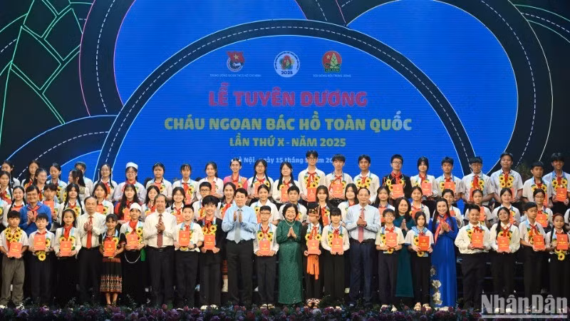 Президент Лыонг Кыонг, официальные лица и выдающиеся дети на церемонии.