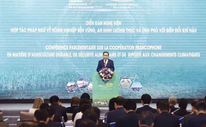 Председатель НС Чан Тхань Ман выступает со вступительной речью. Фото: ВИА