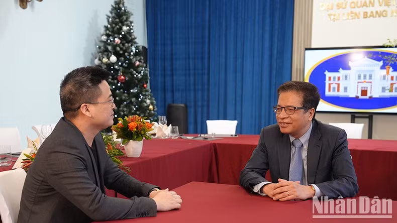 Посол Вьетнама в России Данг Минь Кхой дает интервью постоянному корреспонденту газеты «Нянзан» в России. Фото: Нгуен Хоанг Посол Вьетнама в России Данг Минь Кхой дает интервью постоянному корреспонденту газеты «Нянзан» в России. Фото: Нгуен Хоанг