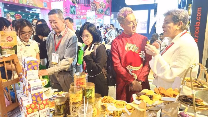 Таиландские потребители проявляют интерес к вьетнамским товарам на выставке. Фото: PV