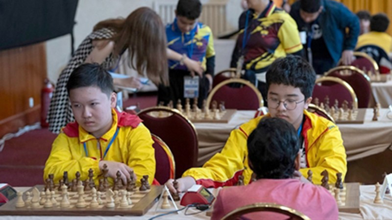 Нгуен Нам Киет (слева) продемонстрировал впечатляющую игру на Чемпионате мира по рапиду и блицу среди юниоров 2025 года.