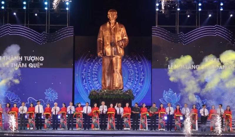 Генеральный секретарь ЦК КПВ То Лам и делегаты разрезают ленту в знак открытия памятника «Дядюшка Хо возвращается на малую родину» в провинции Нгеан.