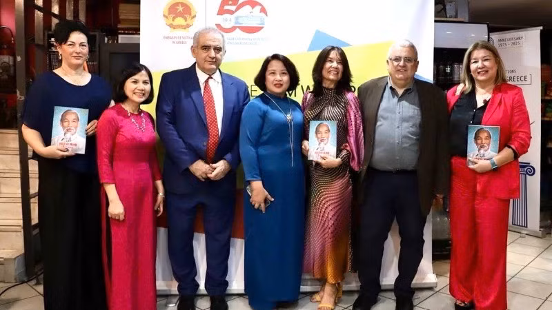 Посол Фам Тхи Тху Хыонг (в центре) с делегатами и греческими друзьями на презентации книги «Биография Хо Ши Мина» на греческом языке. Фото: Посольство Вьетнама в Греции