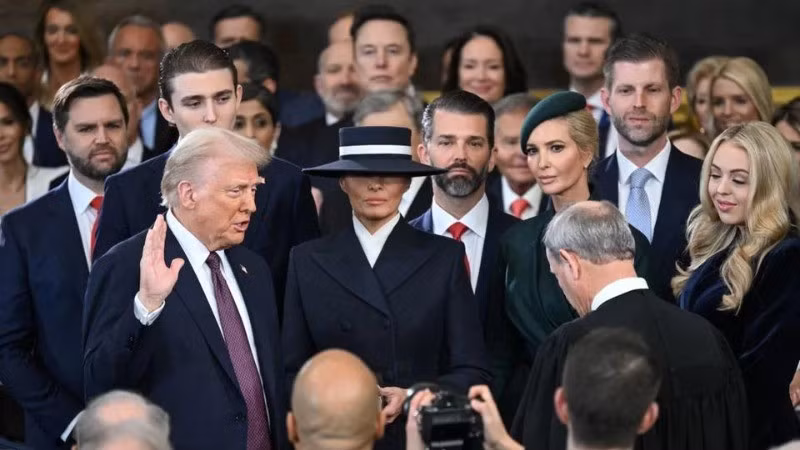 Г-н Дональд Трамп принимает присягу и вступает в должность Президента США в Вашингтоне. Фото: Рейтер/ВИА