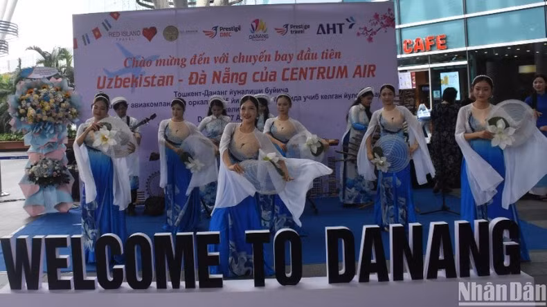 Художественная программа для встречи первой группы туристов из Ташкента. Фото: Ань Дао Художественная программа для встречи первой группы туристов из Ташкента. Фото: Ань Дао