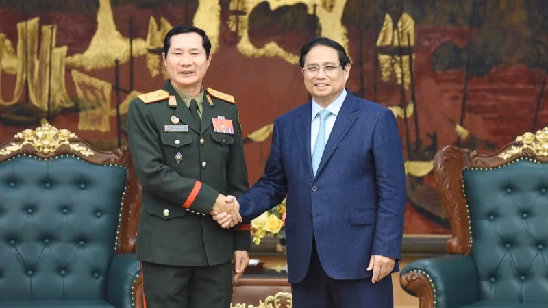Премьер-министр Вьетнама Фам Минь Тьинь и генерал-лейтенант Сайтяй Коммасит. Фото: Чан Хай