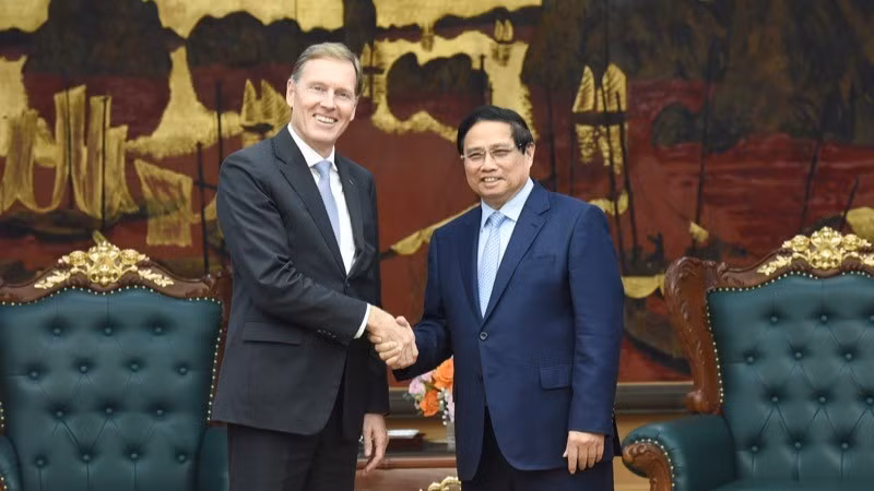 Премьер-министр Фам Минь Тьинь и г-н Воутер Ван Верш. Фото: Чан Хай