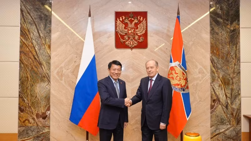 Генерал армии Лыонг Там Куанг проводит переговоры с Директором ФСБ России Александром Бортниковым.