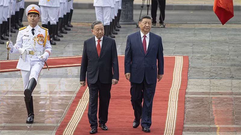 Генеральный секретарь ЦК КПВ То Лам председательствует на церемонии встречи Генерального секретаря ЦК КПК, Председателя Китая Си Цзиньпина, 14 апреля 2025 года. Фото: Данг Кхоа