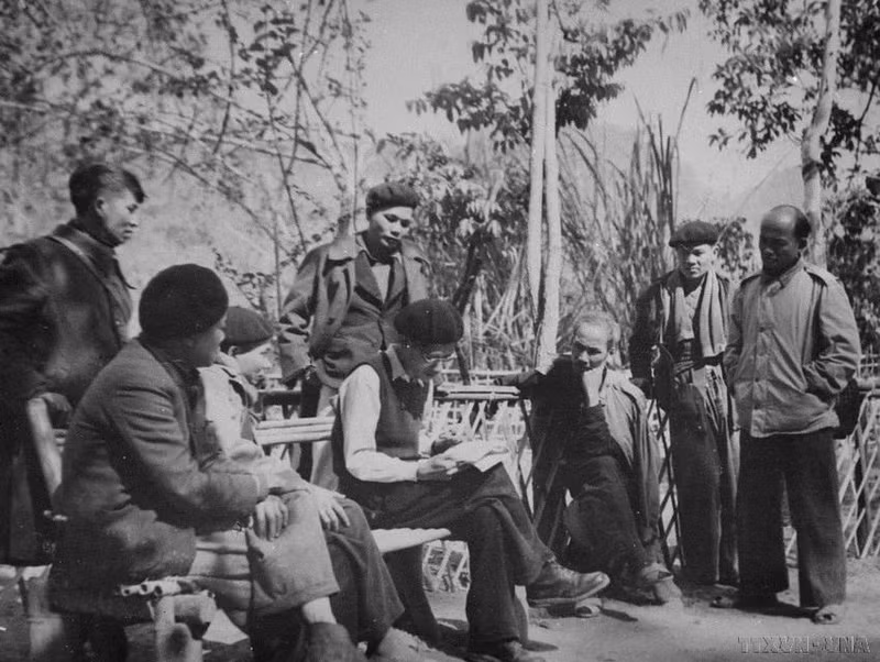 Президент Хо Ши Мин беседует с делегатами 2-го всевьетнамского съезда партии во время перерыва (февраль 1951 года). Фото: ВИA