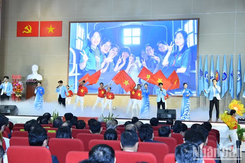 Художественный номер на церемонии. Фото: Тхань Жанг