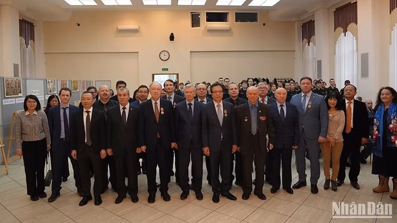 Делегаты фотографируются на память. Фото: Суан Хынг