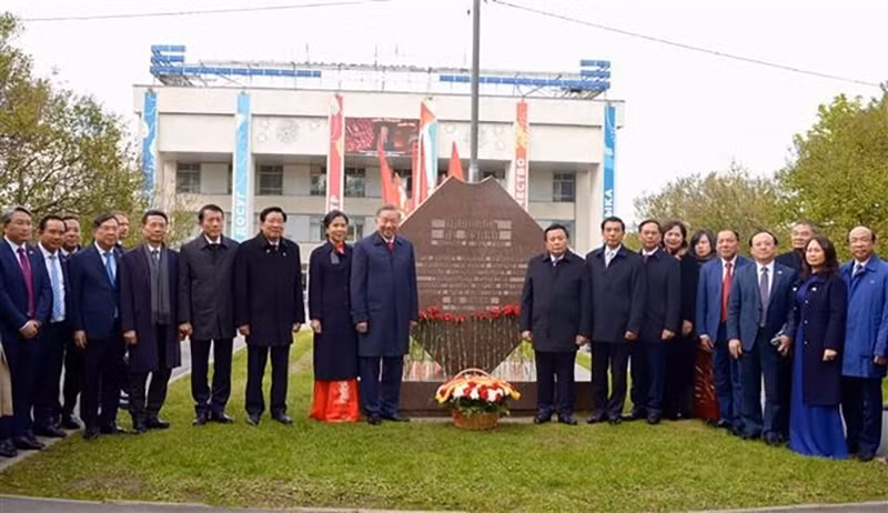 Генеральный секретарь ЦК КПВ То Лам, его супруга и высокопоставленная вьетнамская делегация на площади Ле Зуан в Москве, 10 мая. Фото: ВИA Генеральный секретарь ЦК КПВ То Лам, его супруга и высокопоставленная вьетнамская делегация на площади Ле Зуан в Москве, 10 мая. Фото: ВИA