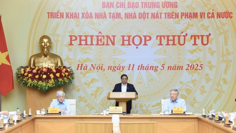 Премьер-министр Фам Минь Тьинь председательствует на заседании. Фото: Чан Хай