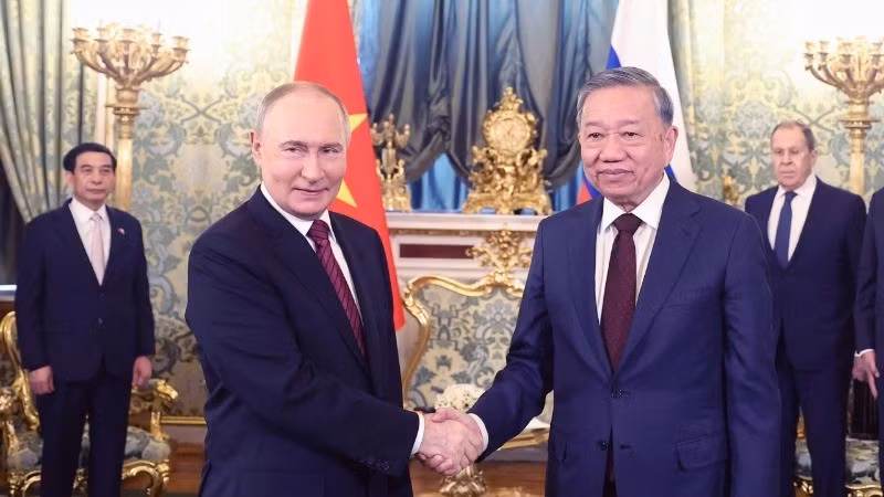 Генеральный секретарь ЦК КПВ То Лам и Президент России Владимир Путин проводят переговоры в узком составе. Фото: ВИА