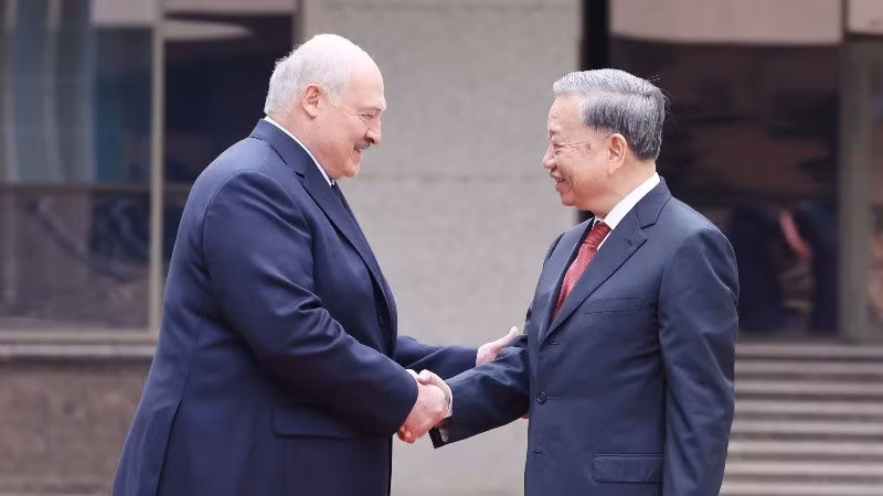 Президент Беларуси Александр Лукашенко приветствует Генерального секретаря ЦК КПВ То Лама. Фото: ВИА