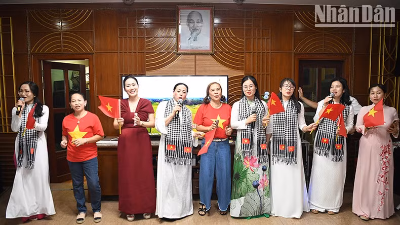 Исполнение революционных песен и песен о любви к Родине делает атмосферу мероприятия особенно яркой и трогательной. Исполнение революционных песен и песен о любви к Родине делает атмосферу мероприятия особенно яркой и трогательной.