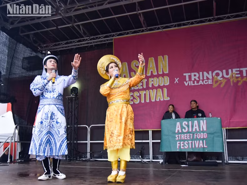 Этот клуб объединяет множество вьетнамцев всех возрастов, увлеченных народной музыкой. Фото: Минь Зюи