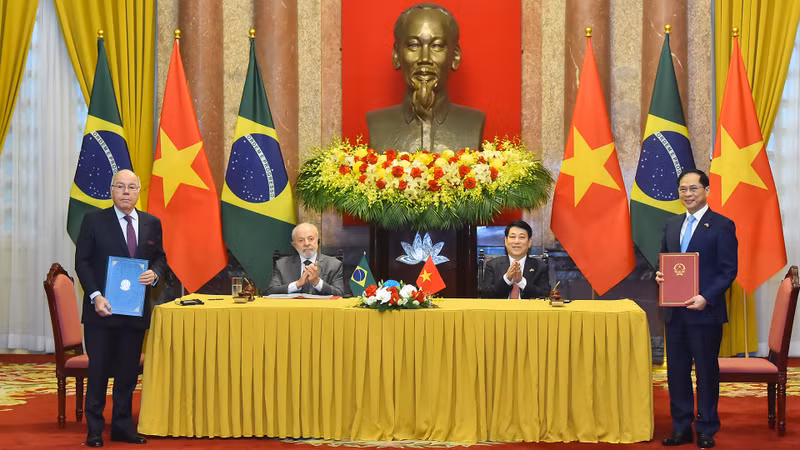 Президент Вьетнама Лыонг Кыонг и Президент Бразилии Луис Инасиу Лула да Силва присутствуют на церемонии подписания документов о двустороннем сотрудничестве.