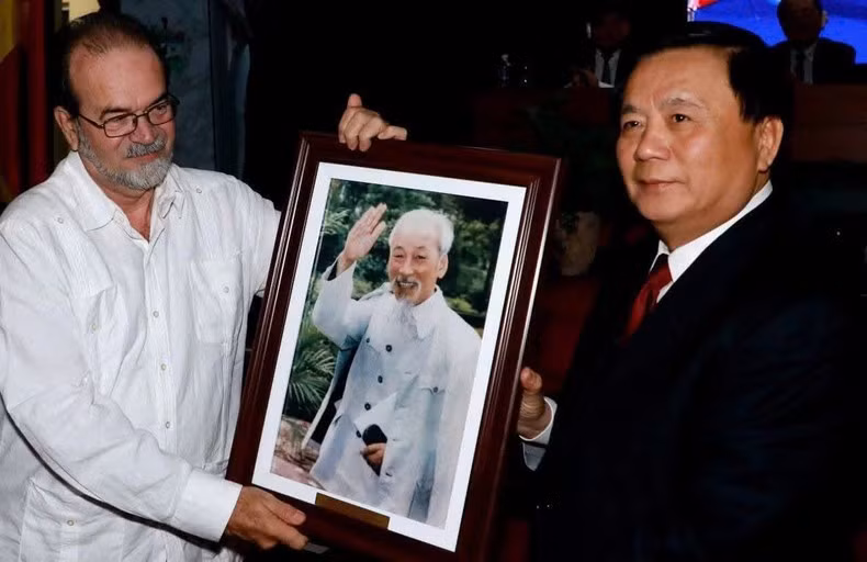 Товарищ Нгуен Суан Тханг передаёт фото Дядюшки Хо в дар Высшей партийной школе имени Нико Лопеса. Фото: Посольство Вьетнама на Кубе Товарищ Нгуен Суан Тханг передаёт фото Дядюшки Хо в дар Высшей партийной школе имени Нико Лопеса. Фото: Посольство Вьетнама на Кубе