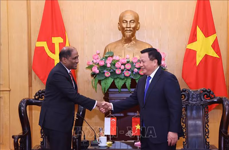 Товарищ Нгуен Суан Тханг и Посол Сингапура во Вьетнаме Джая Ратнам. Фото: ВИА