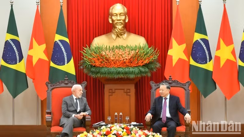 Генеральный секретарь ЦК КПВ То Лам и Президент Бразилии Луис Инасиу Лула да Силва. Фото: Данг Кхоа
