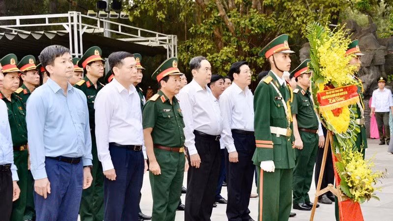 Председатель НС Чан Тхань Ман и рабочая делегация возлагают цветы в память о павших бойцах на национальном кладбище Чыонгшон.