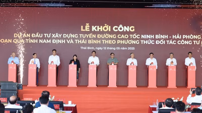 Премьер-министр Фам Минь Тьинь, руководители и делегаты нажимают кнопки в знак начала строительства участка. Фото: Чан Хай