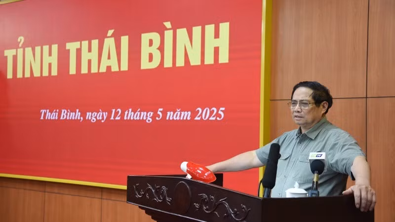 Премьер-министр Фам Минь Тьинь выступает на рабочей встрече. Фото: Чан Хай.