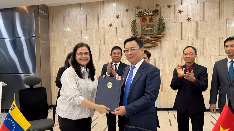 Зампредседателя СОДВ Донг Хюи Кыонг и председатель Института мира и международной солидарности имени Симона Боливара Роза Экхоут Гомес подписывают меморандум о сотрудничестве. Фото: Посольство Вьетнама в Венесуэле