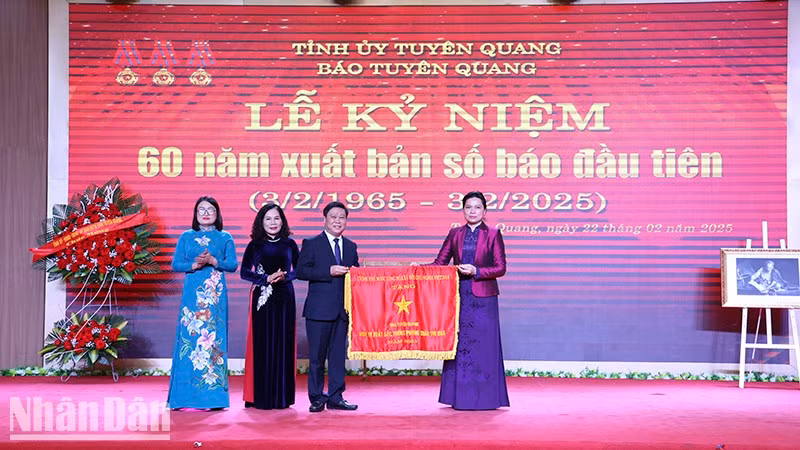 Секретарь Парткома провинции Туенкуанг Ха Тхи Нга вручает знамя соревнования от Премьер-министра руководителям газеты «Туенкуанг».