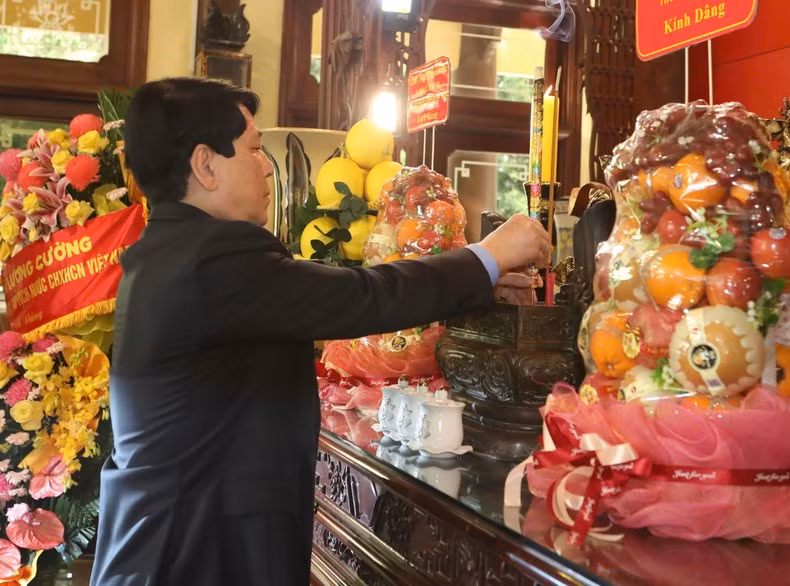 Президент Лыонг Кыонг воскуряет благовония в мемориальном комплексе Президента Тон Дык Тханга.