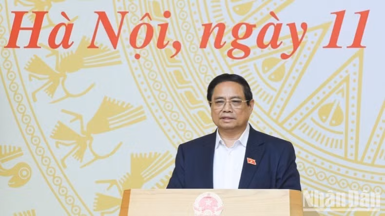 Премьер-министр Фам Минь Тьинь выступает на заседании. Фото: Чан Хай