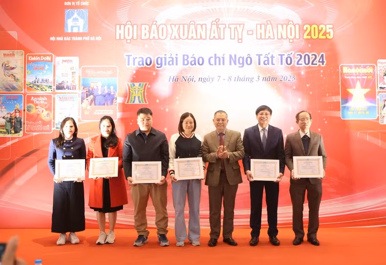 Оргкомитет вручает призы авторам, победившим в категории «Интересные статьи о Ханое».