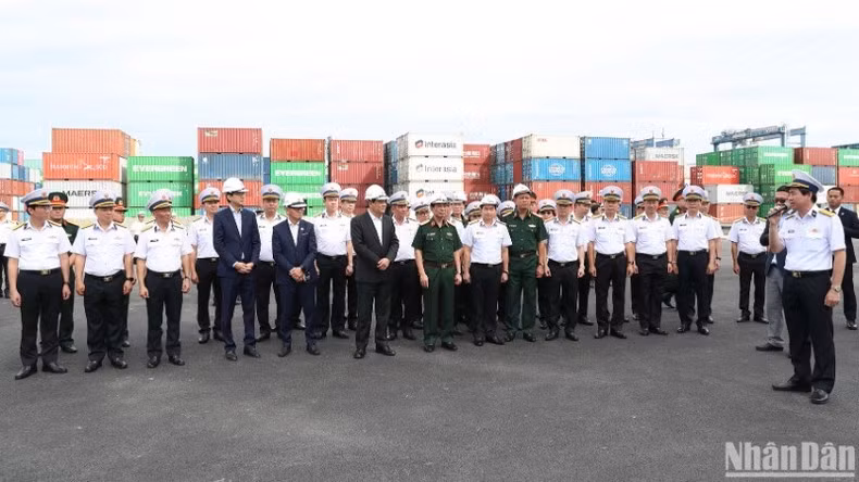 Премьер-министр Сонексай Сипхандон слушает выступление руководителя корпорации «Новый порт Сайгон» о порте Танканг-Катлай.