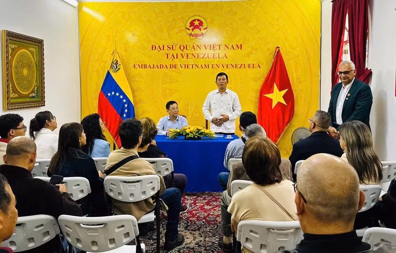 Делегация проводит дружественную встречу с членами Дома дружбы Венесуэла-Вьетнам, бывшими партизанами Каракаса и людьми, которые любят Вьетнам. Фото: Посольство Вьетнама в Венесуэле