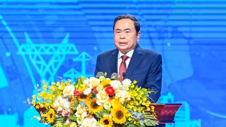 Председатель НС Чан Тхань Ман выступает с речью.