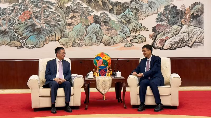 Посол Фам Тхань Бинь на встрече с товарищем Чэнь Ганом.