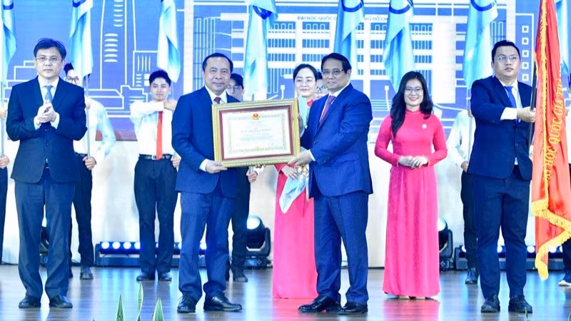 Премьер-министр Фам Минь Тьинь вручает Орден Труда первой степени Государственному университету г. Хошимина. Фото: Тхань Жанг