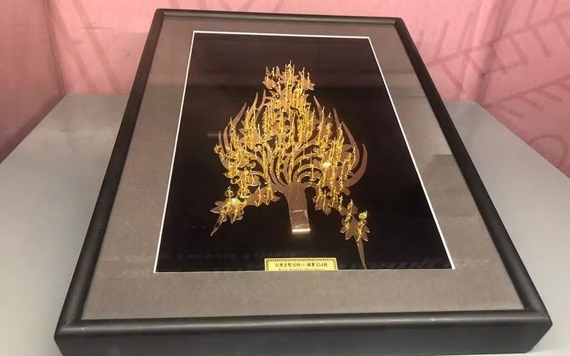 На выставке представлено украшение диадемы короля Мурёна.